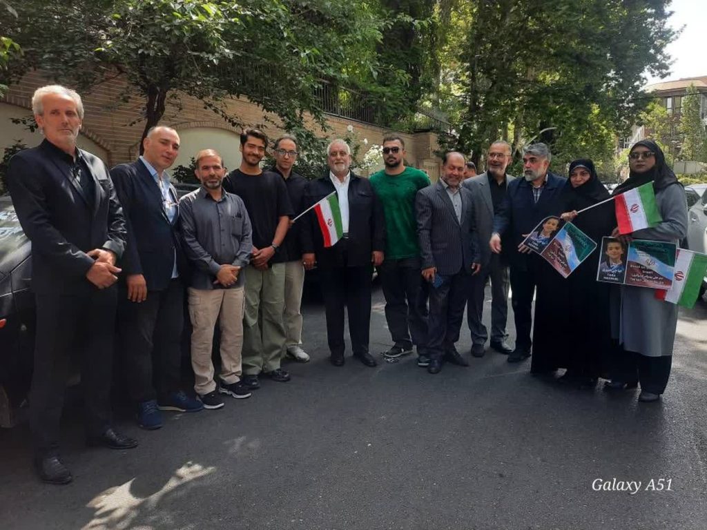 حضور سرپرست فدراسیون نجات‌غریق و غواصی در محکومیت کشتار ورزشکاران و غیرنظامیان توسط رژیم صهیونیستی مقابل دفتر مرکزی سازمان ملل در تهران